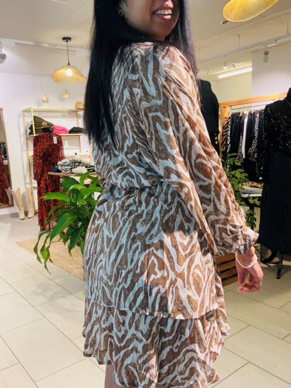 Robe Brooke motif zèbre en camel et beige – Image 2