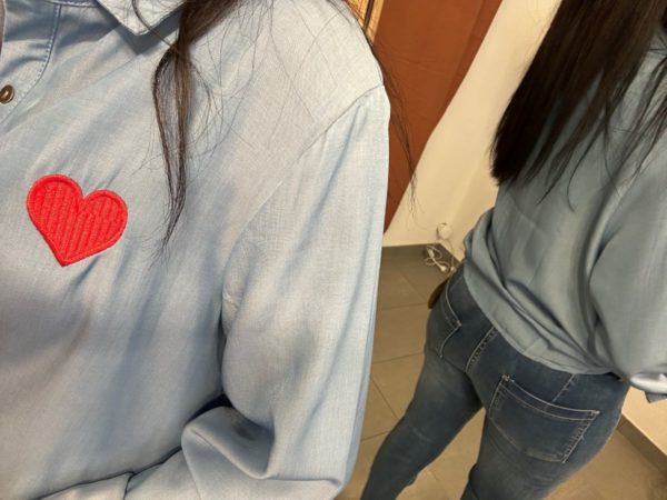 Chemise coeur rouge brodé – Image 3