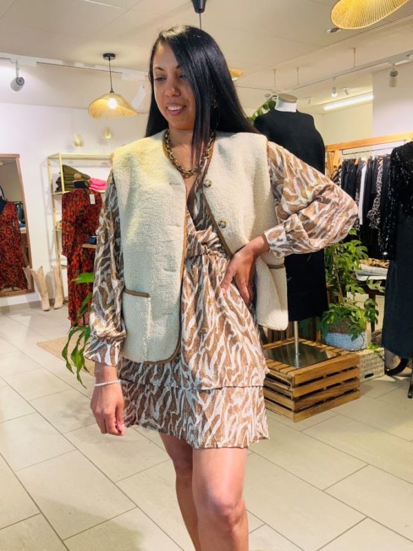 Robe Brooke motif zèbre en camel et beige – Image 3