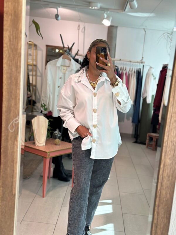 Chemise blanche Lovena à boutons dorés – Image 2