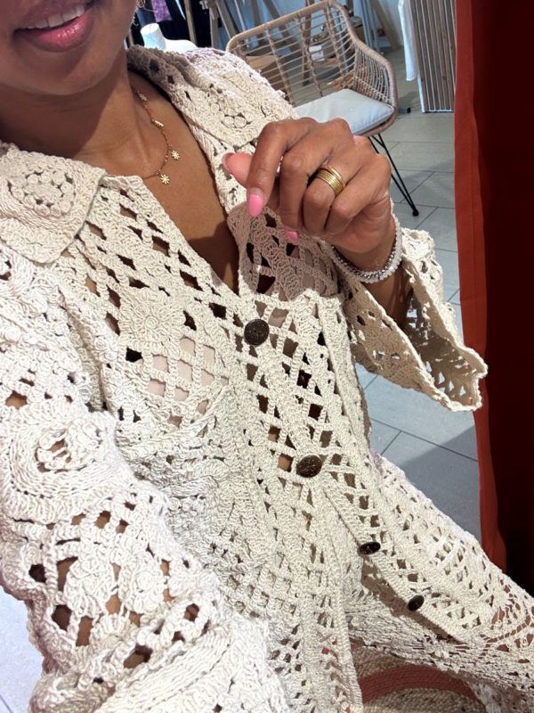 Chemise en crochet Tyma en beige – Image 3