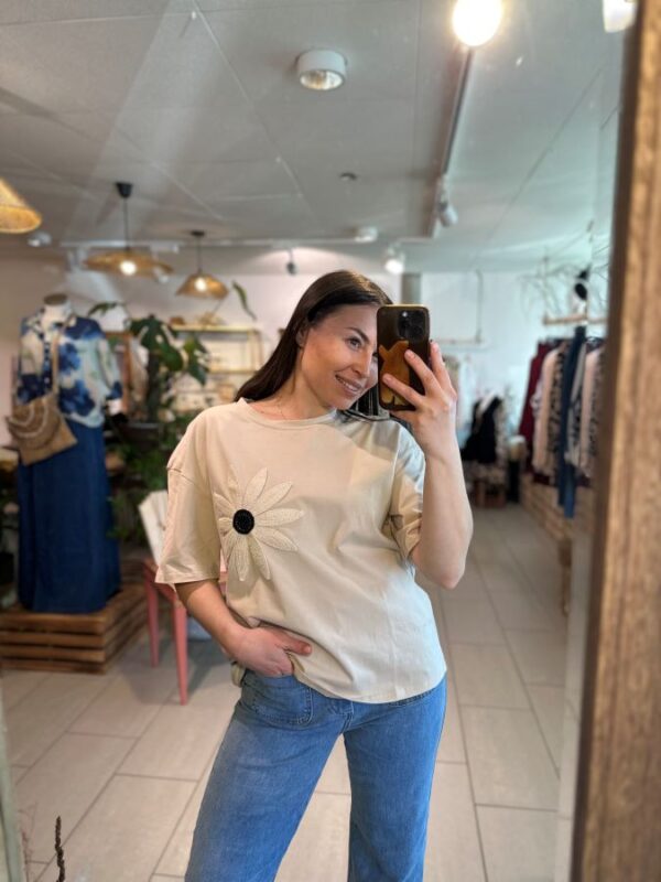 T-shirt Sally beige avec marguerite – Image 2