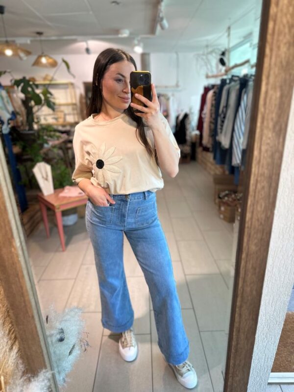 T-shirt Sally beige avec marguerite – Image 3