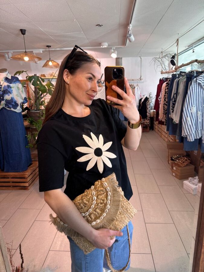 T-shirt Sally noire avec marguerite T-shirt Sally noire avec marguerite