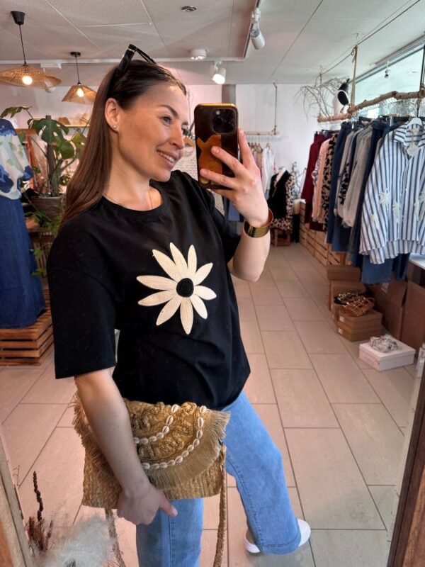 T-shirt Sally noire avec marguerite – Image 2