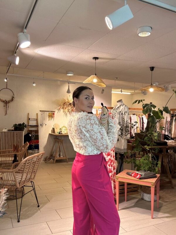 Pantalon Elia fuschia coupe droit – Image 3