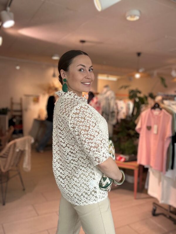 Blouse Eryna en dentelle beige – Image 3