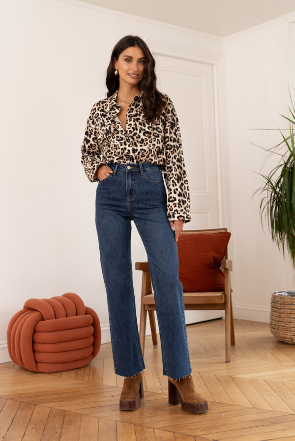 Jeans Maddie blue coupe droite effiloché sur le bas – Image 3