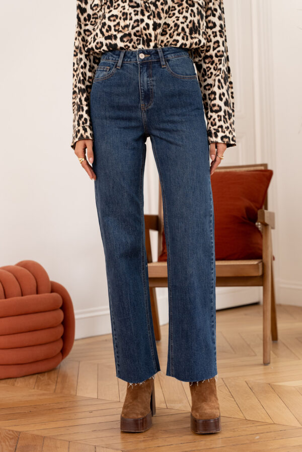Jeans Maddie blue coupe droite effiloché sur le bas – Image 2