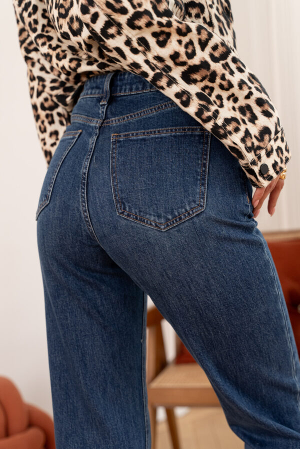 Jeans Maddie blue coupe droite effiloché sur le bas – Image 4