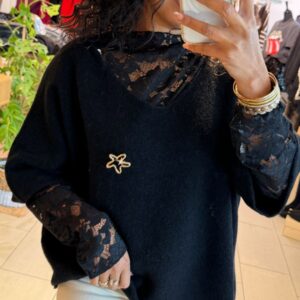 Pull Anna Col V noire avec broches dorée