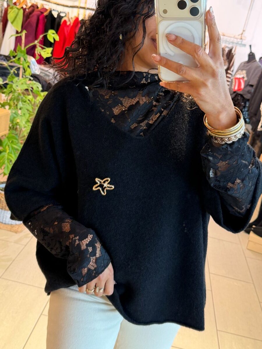 Pull Anna Col V noire avec broches dorée