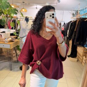 Pull Anna Col V bordeaux avec broches dorée