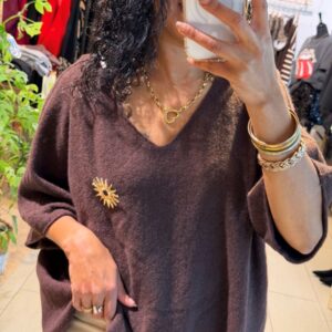 Pull Anna Col V chocolat avec broches dorée