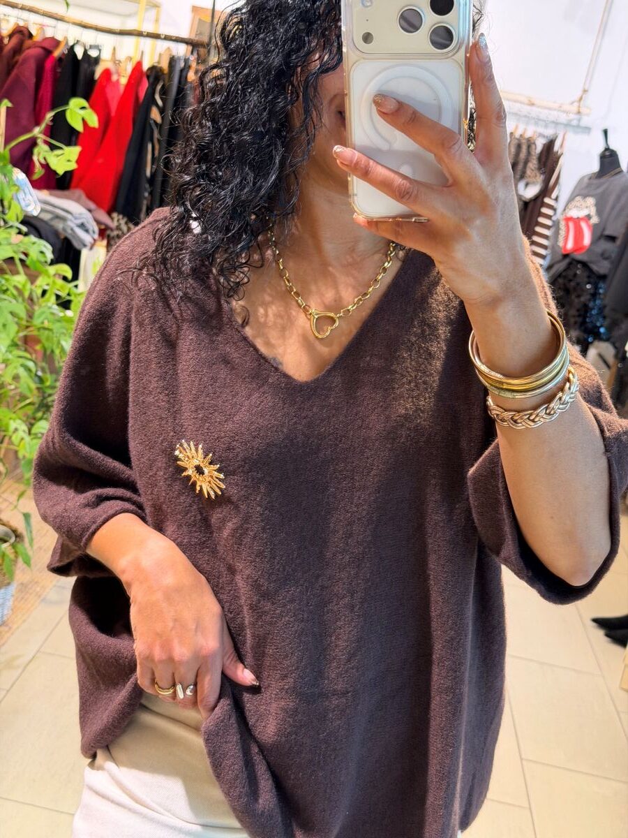 Pull Anna Col V chocolat avec broches dorée