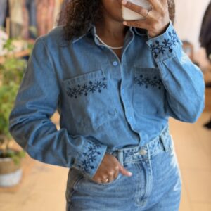 Chemise Sally en bleu jeans détail broderie