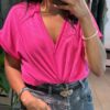 T-shirt Debby col en V Fuschia – Image 2