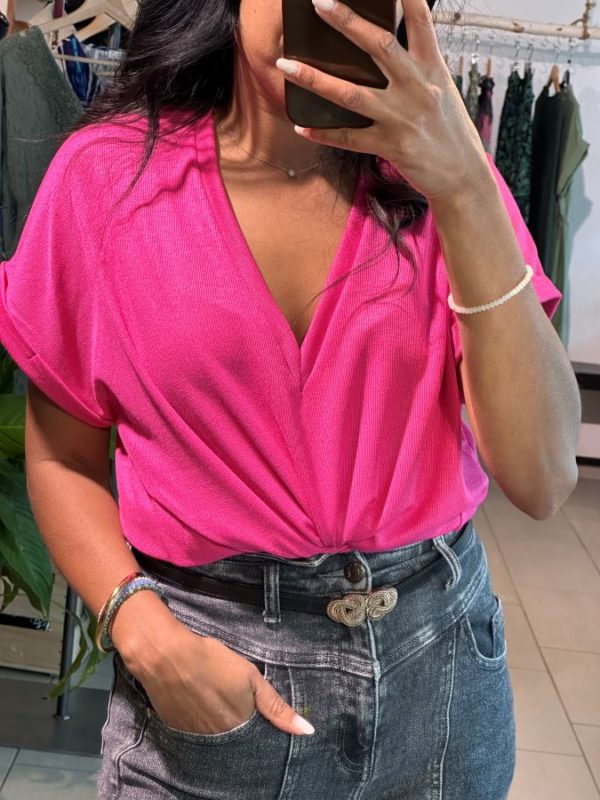 T-shirt Debby col en V Fuschia – Image 2