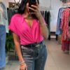 T-shirt Debby col en V Fuschia – Image 3