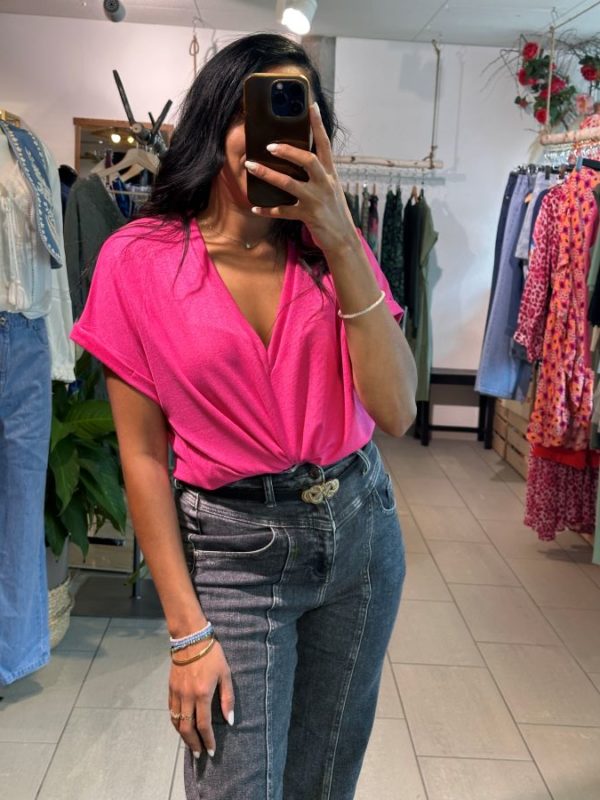T-shirt Debby col en V Fuschia – Image 3