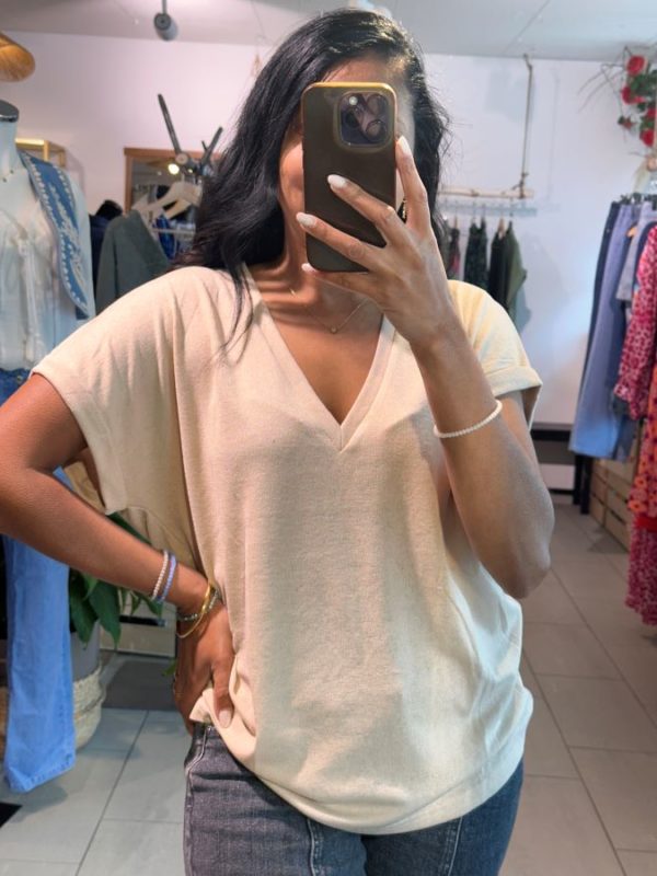 Tshirt Debby col V en beige – Image 4