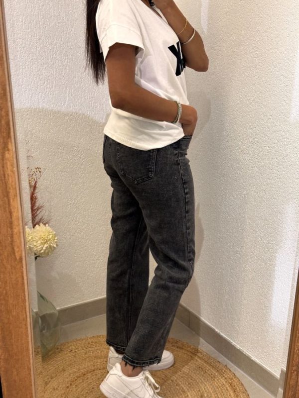 Jeans mum fit en gris effiloché sur le bas – Image 3