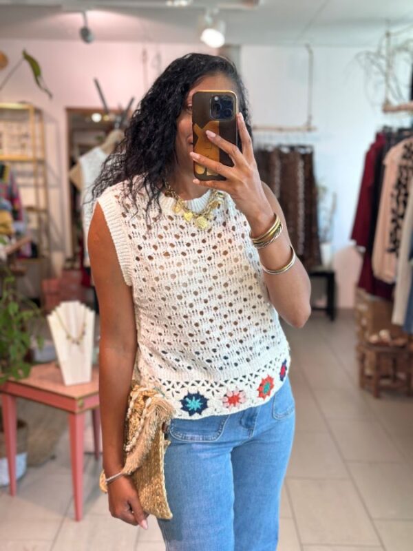 Top en crochet ajourée en écru