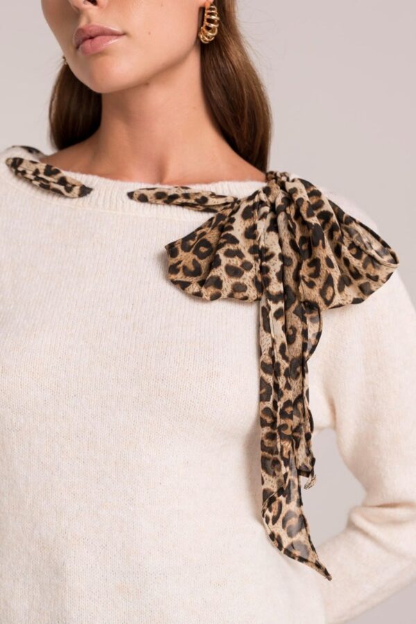 Pull Thomas écru avec foulard léopard – Image 3