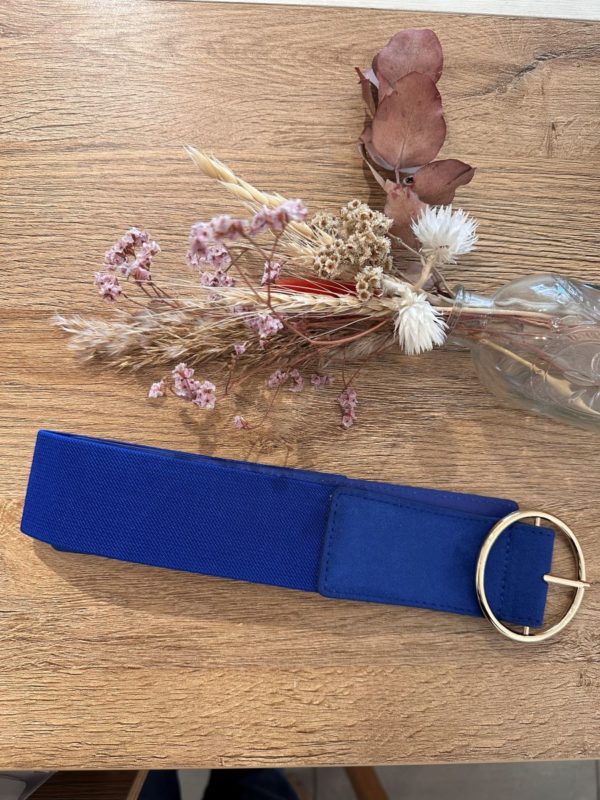Ceinture bleue élastique à boucle dorée