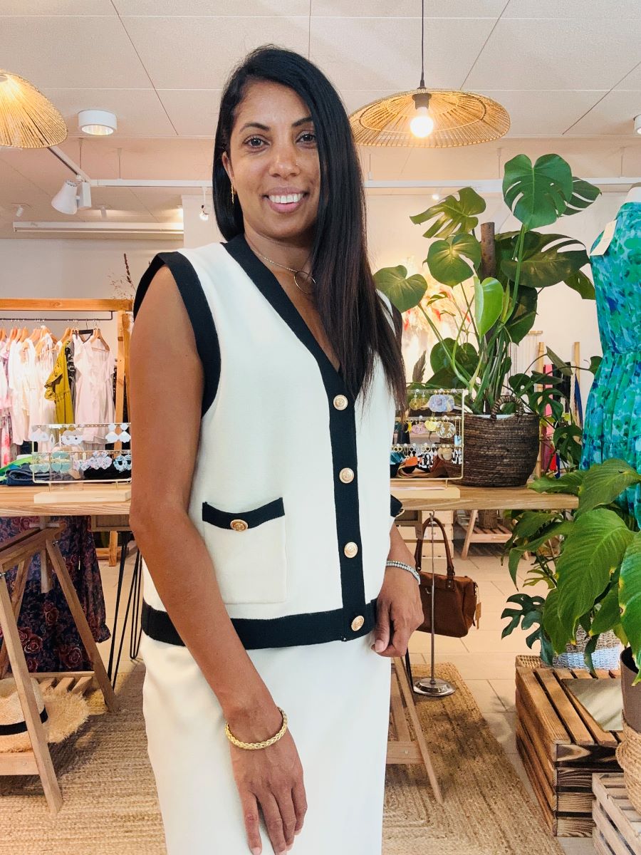Gilet Olivia sans manches boutons dor Noire k Fashion Boutique