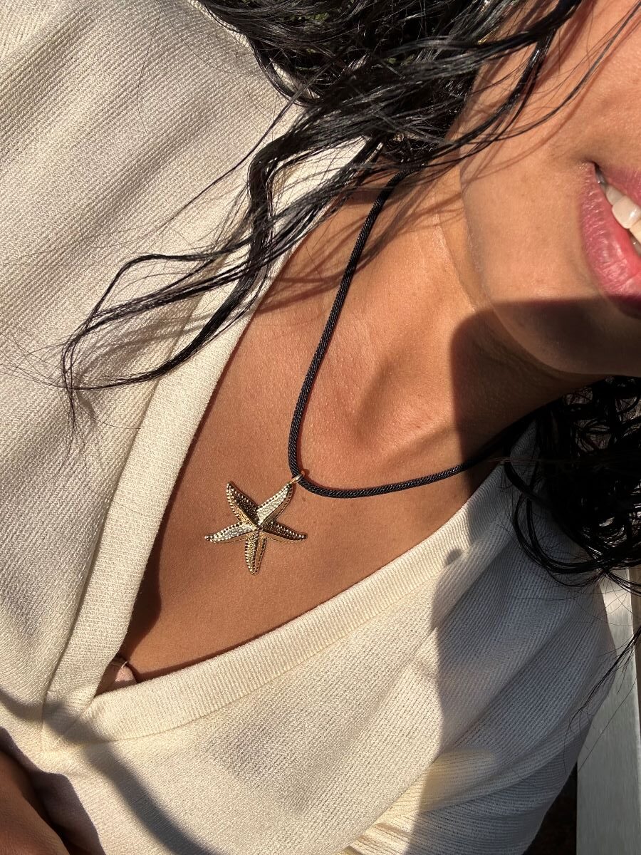 Collier Mira cordon noire pendentif soleil doré Collier Mira cordon noire pendentif soleil doré