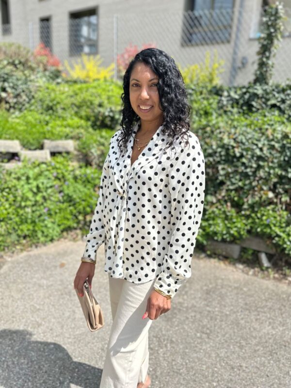 Blouse effet satin beige à pois noire