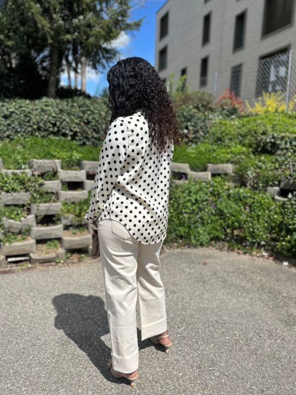 Blouse effet satin beige à pois noire – Image 4