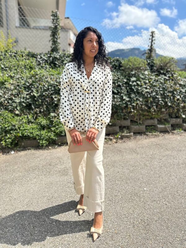 Blouse effet satin beige à pois noire – Image 2