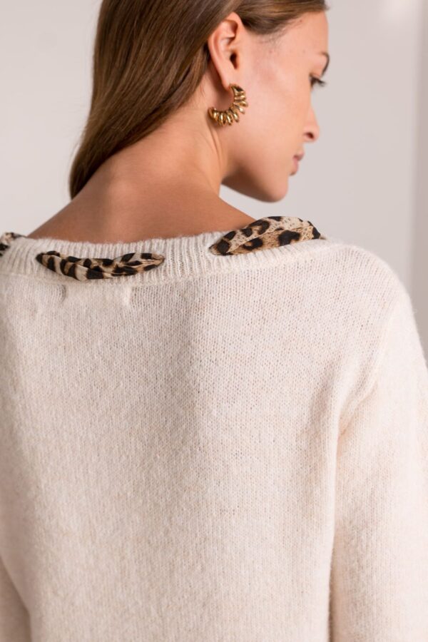Pull Thomas écru avec foulard léopard – Image 2