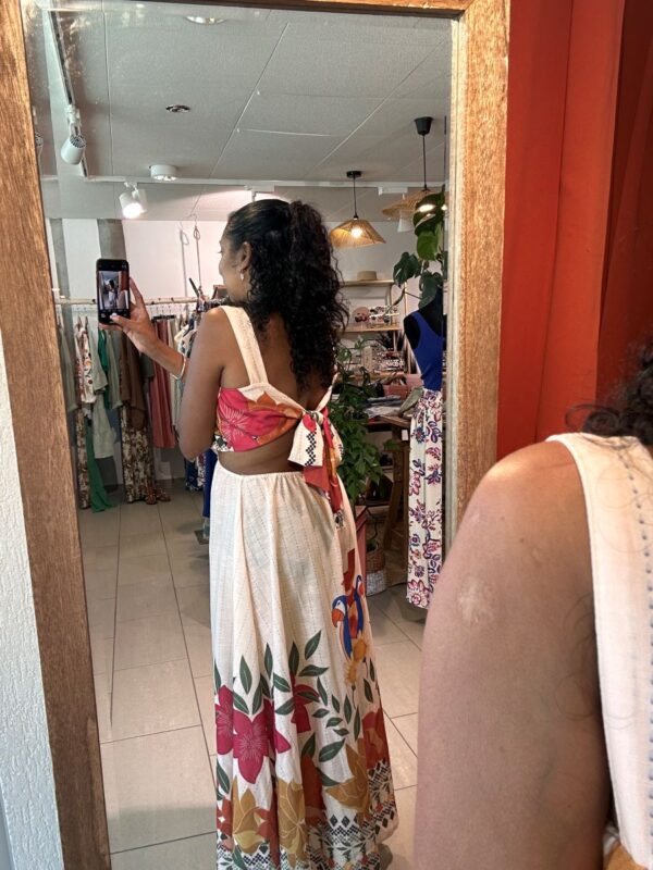 Robe Elia cut out évasée en beige – Image 3