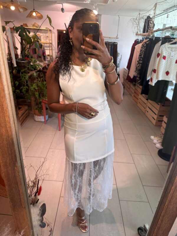 Robe Ida blanche bas en dentelle – Image 3