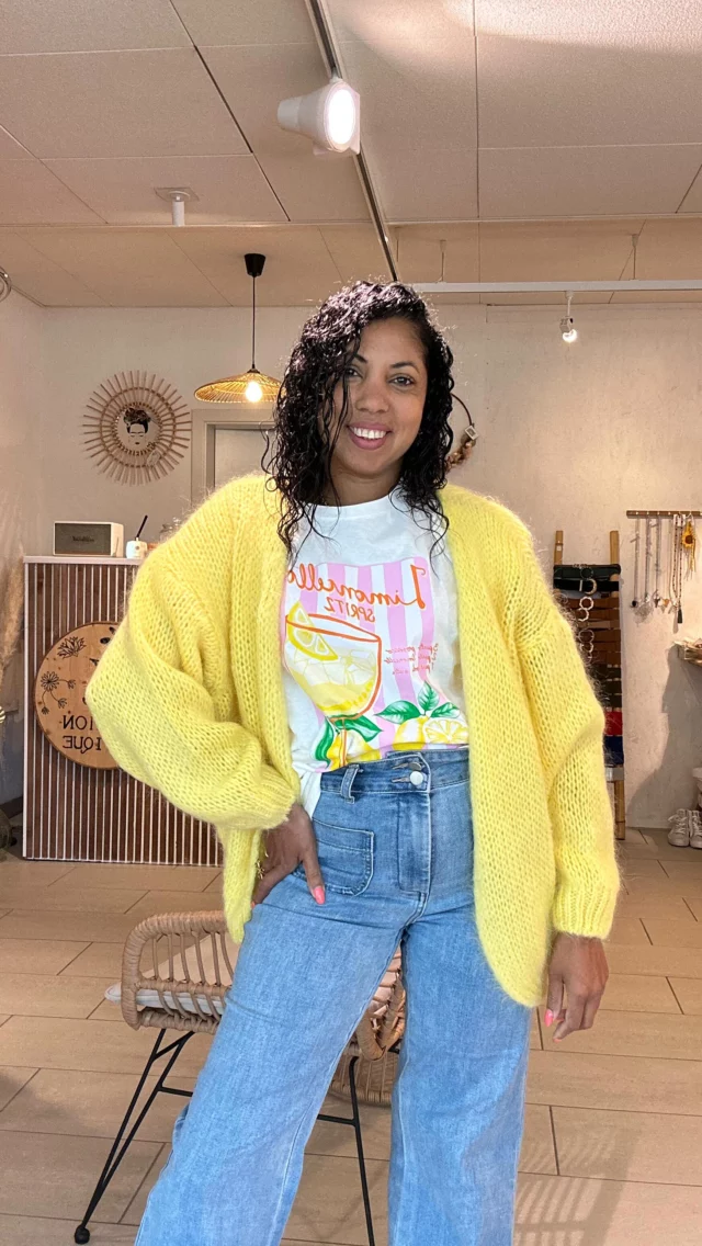 “Avec ce beau temps, impossible de résister à l’appel d’un apéro en terrasse ! Soleil, bonne humeur et look vitaminé au rendez-vous…”

T-shirt à 35.- et gilet 59.-