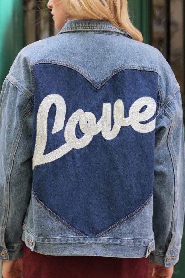 Veste en jeans brodée Love – Image 2