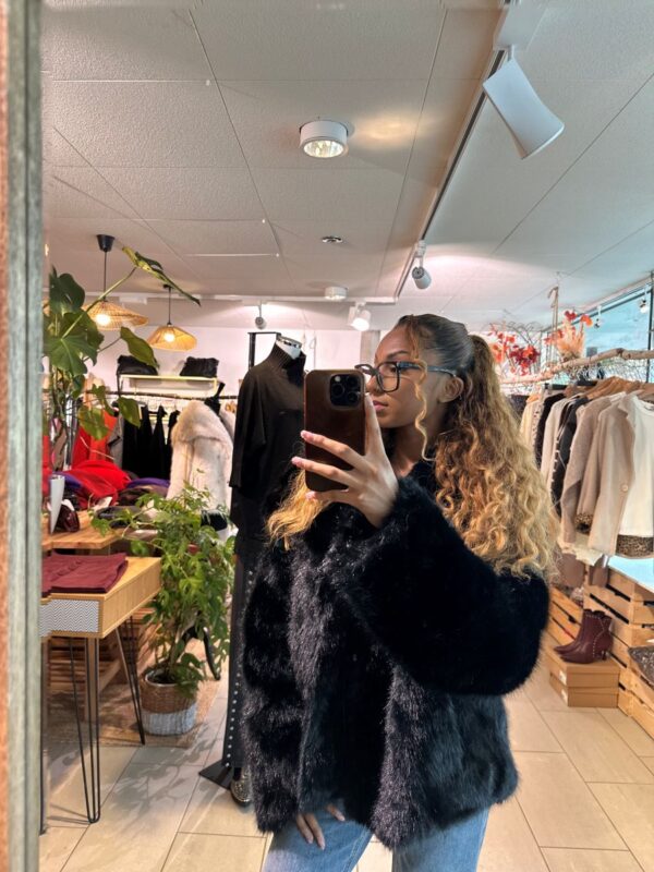 Veste Vinicia fausse fourrure Noire – Image 2